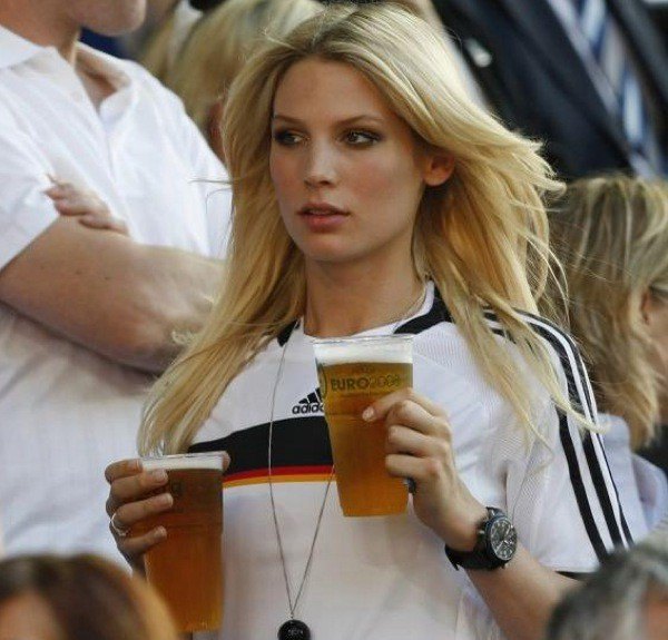 Владимир Путин разрешил рекламировать пиво на стадионах. Изображение № 1.