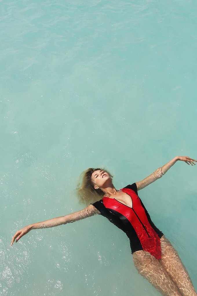 Журнал Surfing Magazine опубликовал специальный выпуск, посвящённый моделям в купальниках. Изображение № 10.