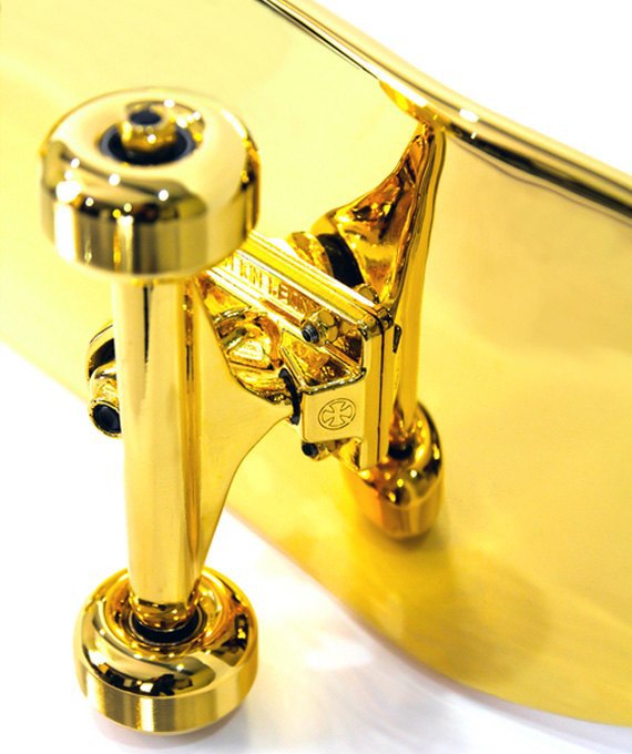 Марка Shut представила золотой скейтборд. Изображение № 5.