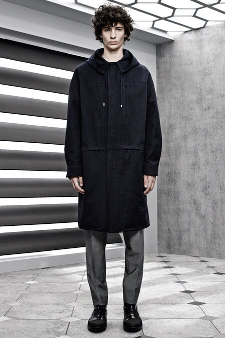 Французский бренд Balenciaga опубликовал лукбук новой коллекции. Изображение № 12.