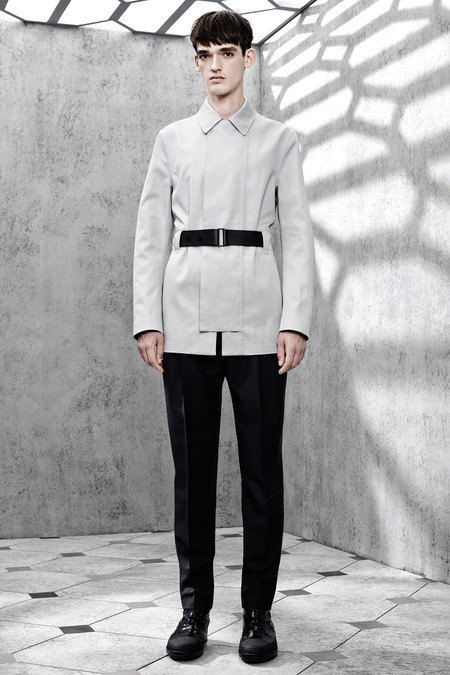 Французский бренд Balenciaga опубликовал лукбук новой коллекции. Изображение № 22.