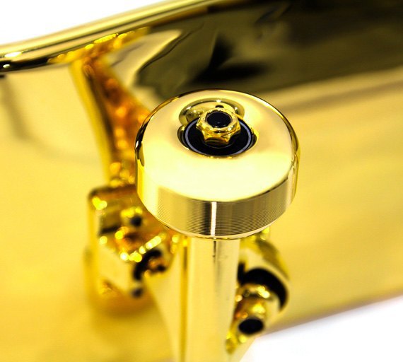 Марка Shut представила золотой скейтборд. Изображение № 4.