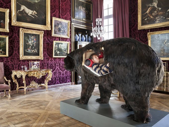 Художник из Франции прожил две недели в чучеле медведя. Изображение № 4.