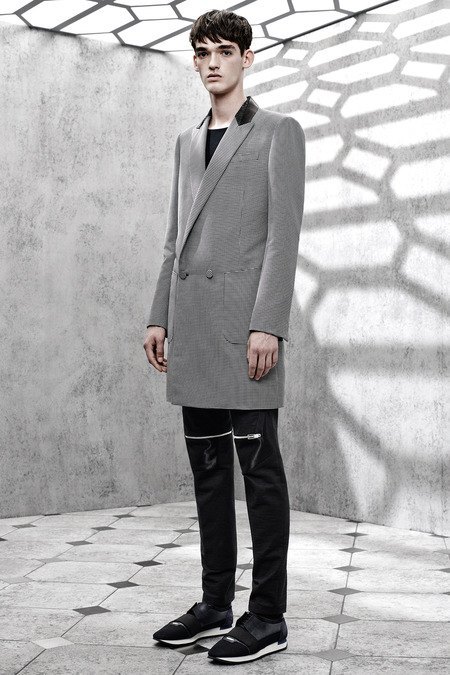 Французский бренд Balenciaga опубликовал лукбук новой коллекции. Изображение № 2.