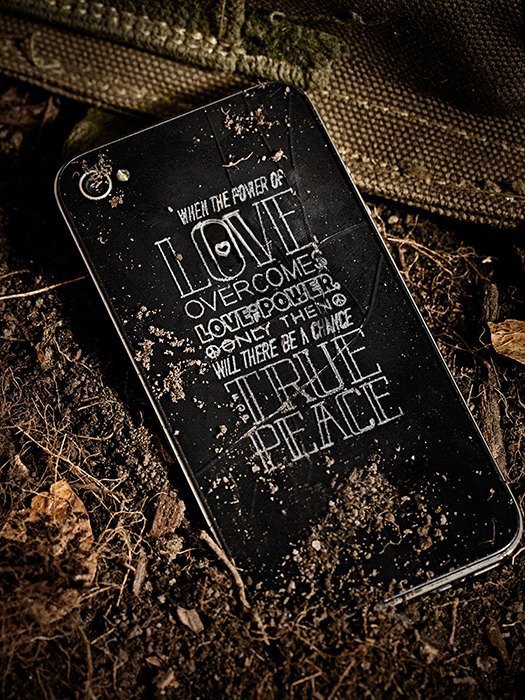 Killing for Peace: Гравировки на телефонах американских солдат. Изображение № 7.