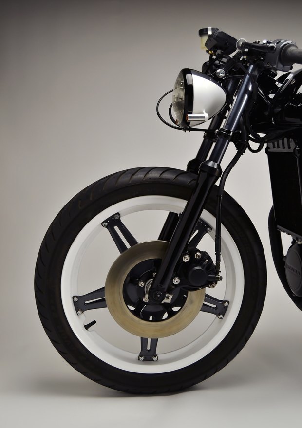 Мастерская Kustom Research представила новый каферейсер на базе Honda CX500. Изображение № 9.