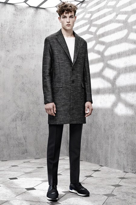 Французский бренд Balenciaga опубликовал лукбук новой коллекции. Изображение № 4.