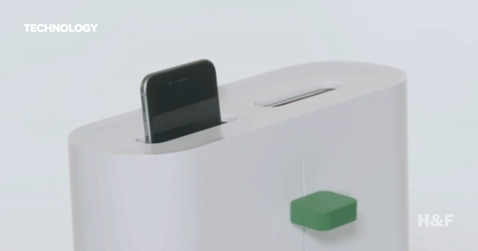 Clean your phone with this Korean "Green Toaster"