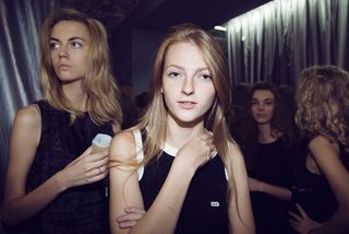 3 джиптегі қызыл телпек порно