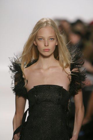 Қонақ үйдегі демалыста ресейлік әйелдерді алдағаны бейнеленген порно