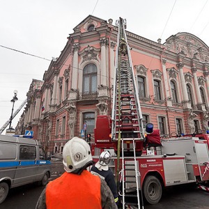 В Петербурге горел дворец Белосельских-Белозерских — Ситуация translation missing: ru.desktop.posts.titles.on The Village