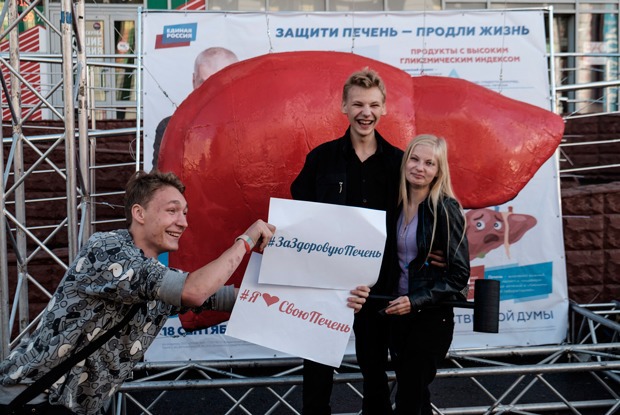 Зачем Геннадию Онищенко трехметровая скульптура печени в Москве? — Есть вопрос на The Village