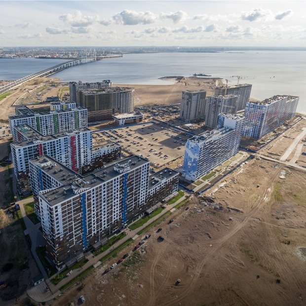 Шум, ветер, песок в квартирах и запах моря: Как живут новоселы на намыве Васильевского острова
— На месте на The Village