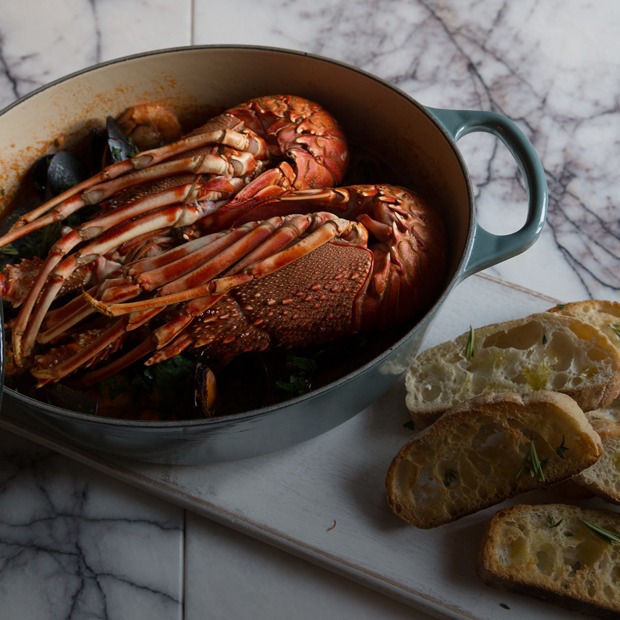 Shell, Yes seafood bar — Место на The Village