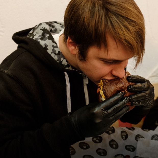 «Реинкарнация гламура в формате бургерной»: Стоит ли идти в Black Star Burger — Эксперимент на The Village