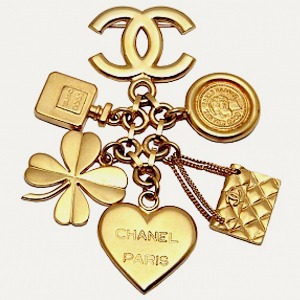 Брошь Chanel, кроссовки New Balance, юбка Jacquemus — Что надеть translation missing: ru.desktop.posts.titles.on The Village