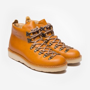 Что надеть: ботинки Fracap, носки Oh, my, кеды Maison Martin Margiela и другое — Что надеть на The Village