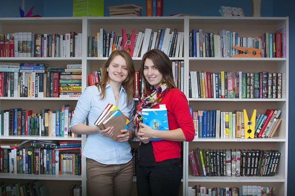 FriendsBook: Удастся ли студенткам заработать на прокате книг? — Эксперимент на The Village