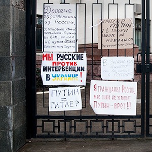 Плакаты на воротах российского посольства в Киеве — Фоторепортаж translation missing: ru.desktop.posts.titles.on The Village