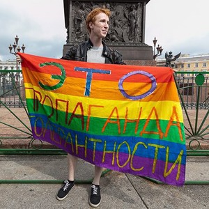 Фото дня: Десантники пытались избить гей-активиста на Дворцовой — Город translation missing: ru.desktop.posts.titles.on The Village