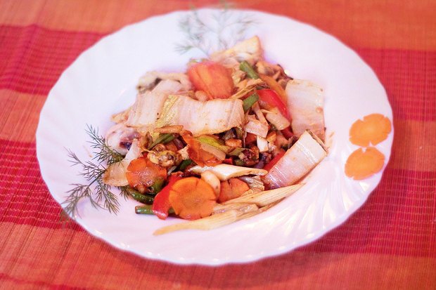 Салат с курицей и ананасами с огурцом