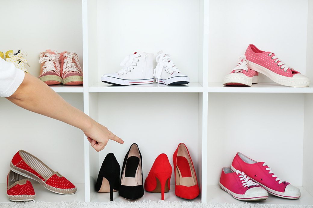 Конечно же, на каблуках, потому что кеды — это не женственно. Изображение №4.