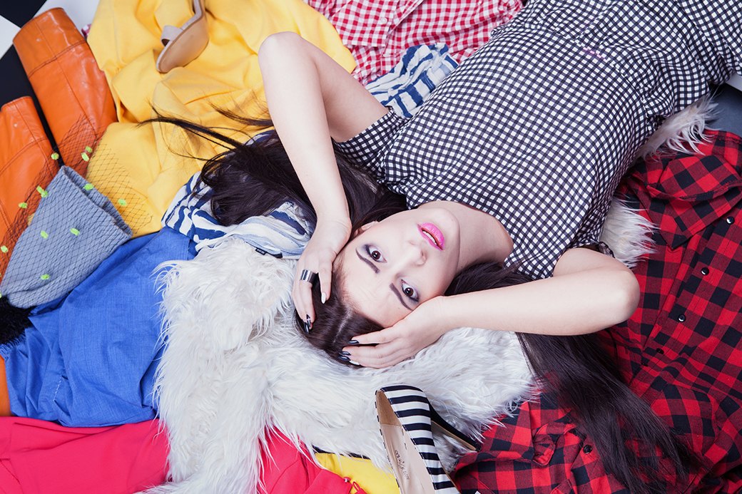 Правда, почему-то ей всегда нечего надеть. Изображение №13.