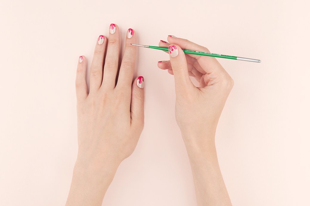 На втором белым лаком нужно нарисовать блики с одной стороны всех капель, по сути — легонько дотронуться кистью, чтобы блики были полупрозрачными, а не кипенно-белыми. . Изображение №3.