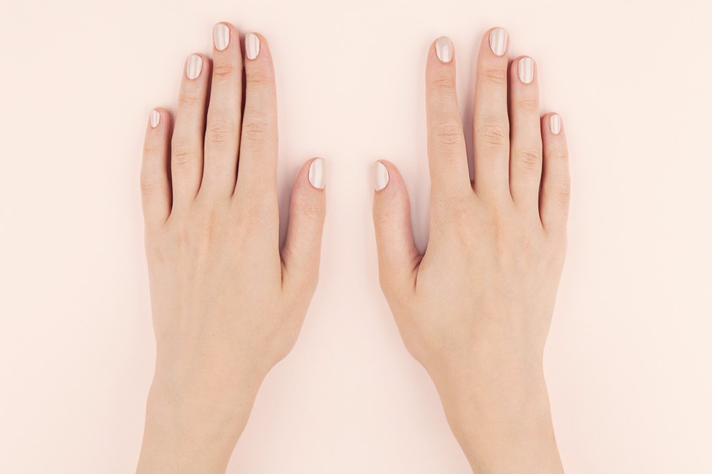 Кофейный или бежевый лак будет отлично смотреться в качестве основы; более темный не будет контрастировать с «глазурью».. Изображение №1.