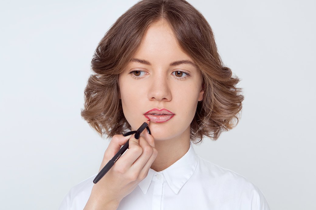 Соединить его концы с уголками губы (это намного удобнее, чем вести непрерывную линию из одного угла губы в другой). Изображение №5.