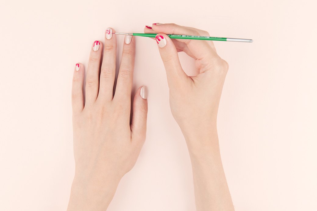 Глазурь рисуется в два этапа; на первом тонкой кистью прорисовывается и заполняется ее контур (это просто и быстро).. Изображение №2.