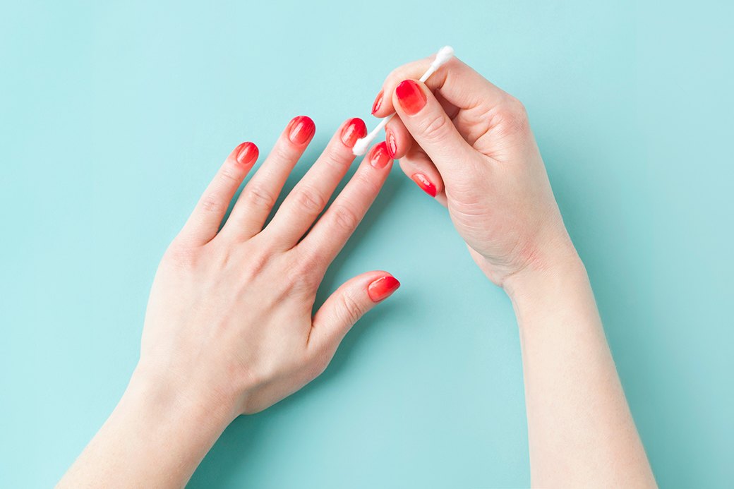 Смоченной в жидкости для снятия лака ватной палочкой стереть лак с кожи. Готово. Изображение №4.