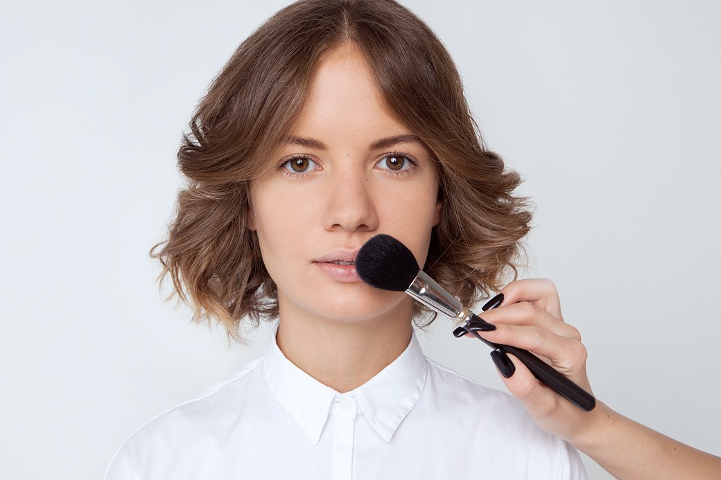 Слегка припудрить губы — так контур точно не поползет. Изображение №1.