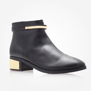 Что надеть: Туфли Kurt Geiger, платье Little White Lies, свитер Fred Perry — Что надеть на The Village