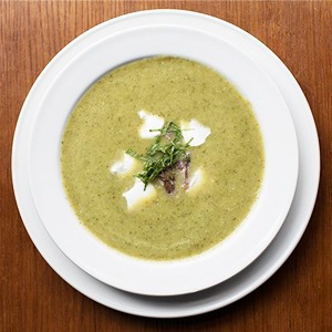Рецепты шефов: Крем-суп из цукини и мяты с мясом утки и творожным сыром — Рецепты шефов на The Village