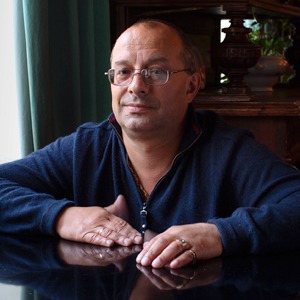 Охранник кафе «Маяк» о драках, политике и повадках московской интеллигенции — Город на The Village