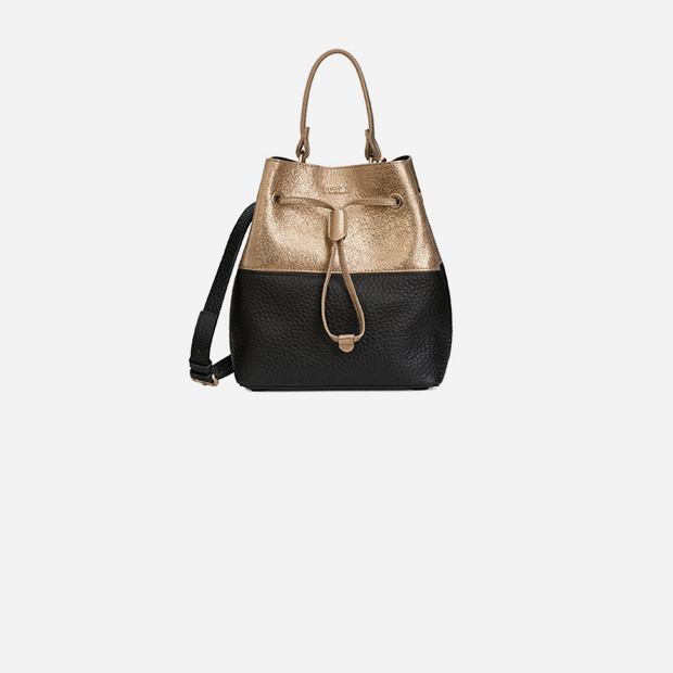 Открытие adidas Originals, сумки Furla с доставкой на дом и гаражная распродажа на «Флаконе» — Скидки недели на The Village