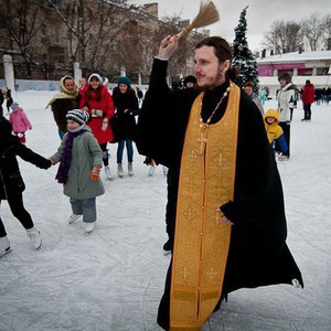 Московские катки теперь освящают — Город на The Village