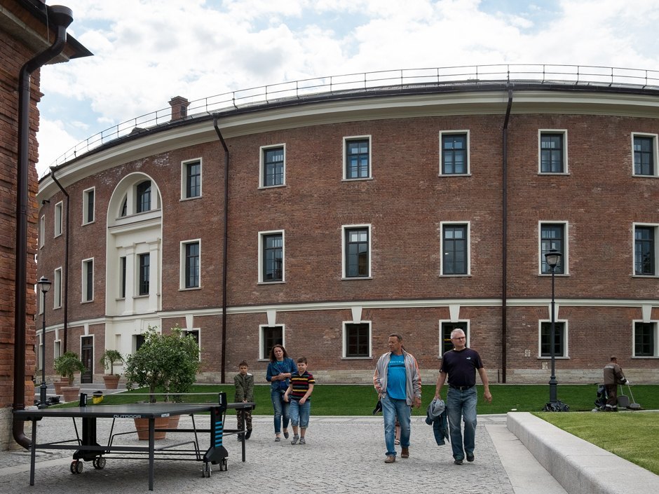 Бутылка новая голландия двор. Новая голландия двор. Тюрьма бутылка новая голландия санкт-петербург. Оуслер тони новая голландия в санкт-петербурге. Новая голландия магазины.