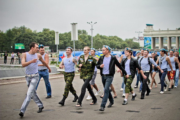 Фоторепортаж: День ВДВ в парке Горького. Изображение № 10.