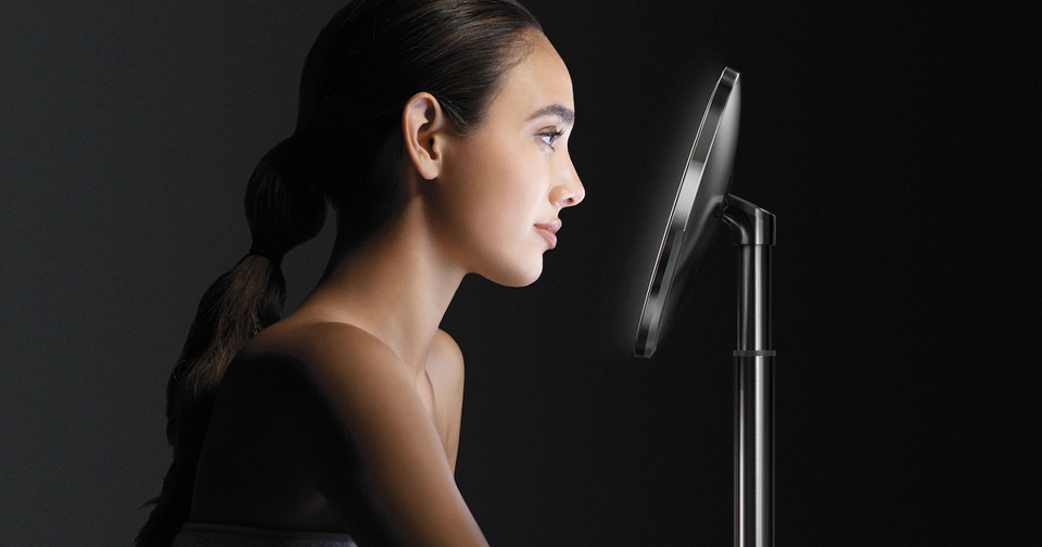 Умное зеркало Simplehuman с разными вариантами подсветки — Wonderzine
