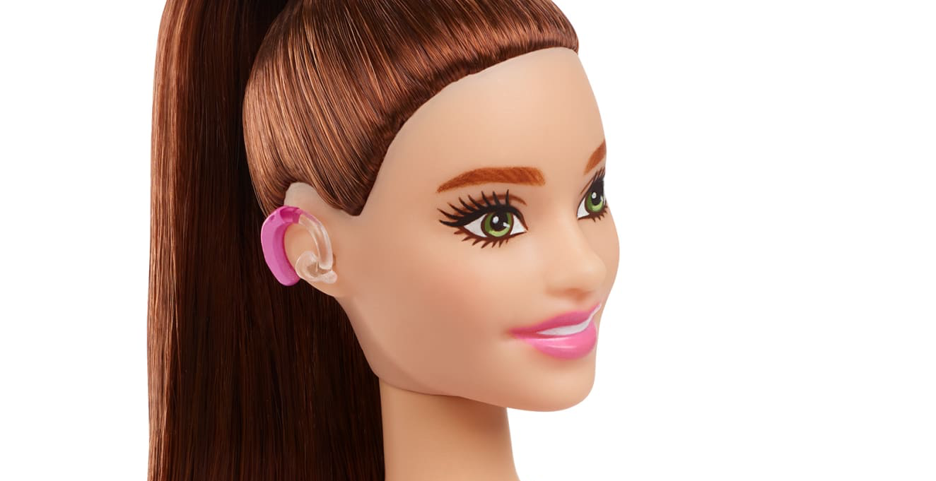 Mattel представил куклу Барби со слуховым аппаратом — Wonderzine